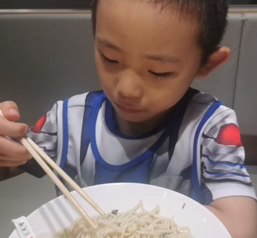 练习完轮滑,一起吃功夫面