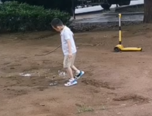 刚下完雨玩水坑,被蚊子叮了好几个包